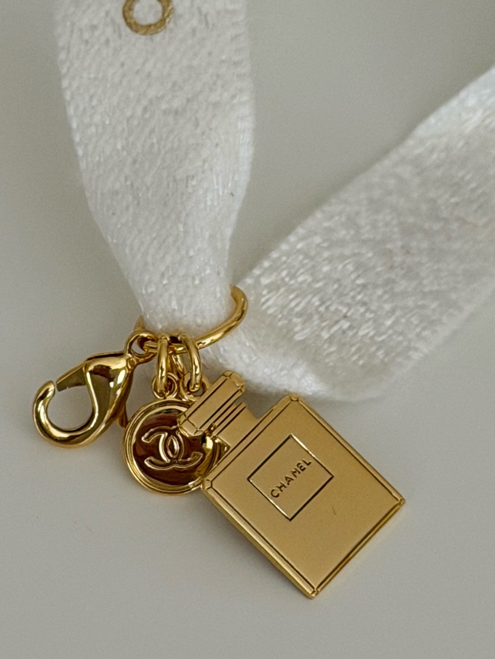LIKE NEW Chanel Beauty Holiday Charm Limited Edition - Picture 4 of 5